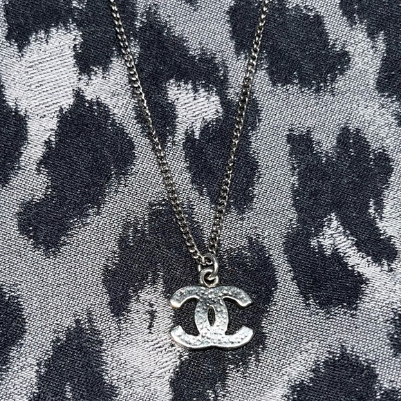 Chanel: Rhinestone CC Pendant Reversible Silver Necklace - Picture 5 of 12